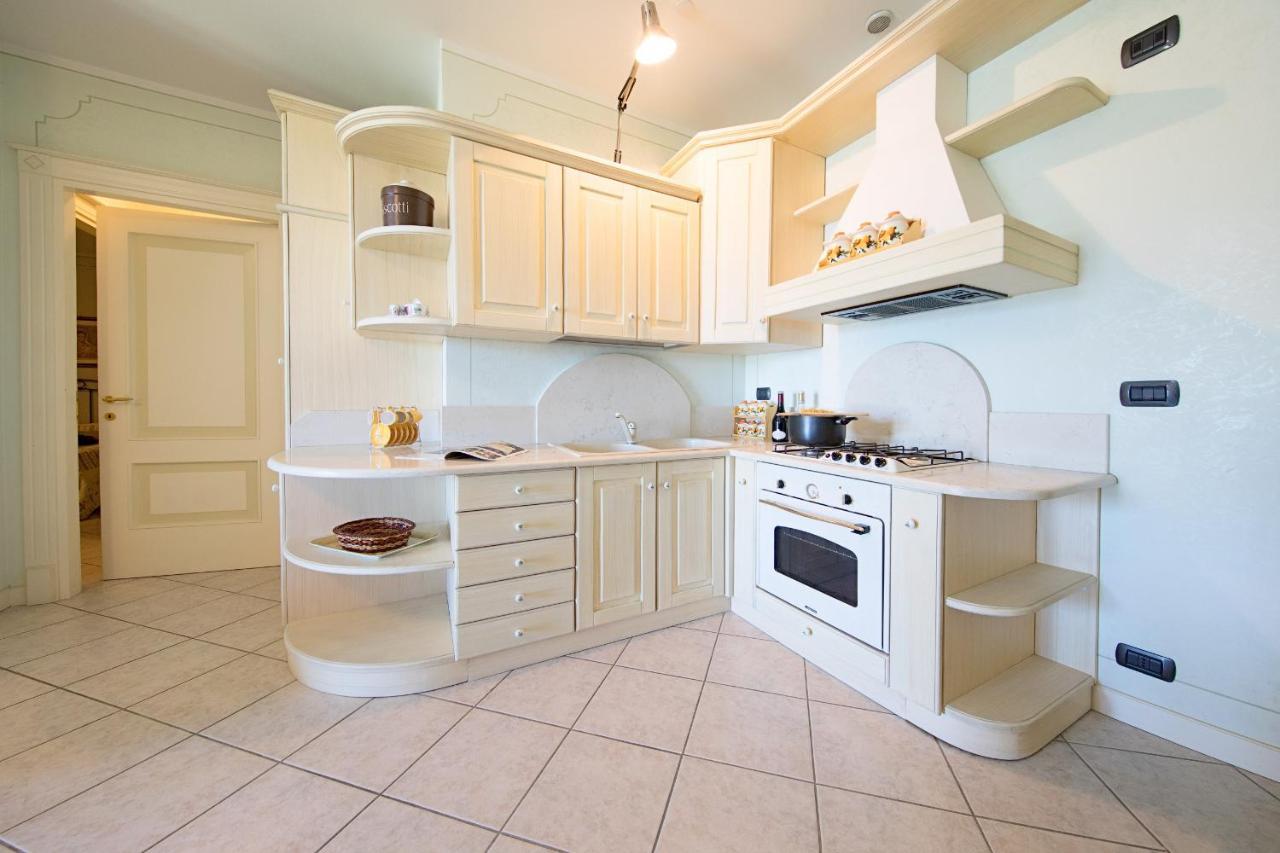 I Mosaici Apartments By Wonderful Italy Сирмионе Екстериор снимка